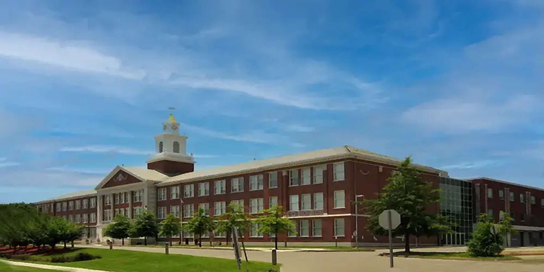 Photo of Hamden High School in Hamden, Connecticut Photo of Hamden High School in Hamden, Connecticut