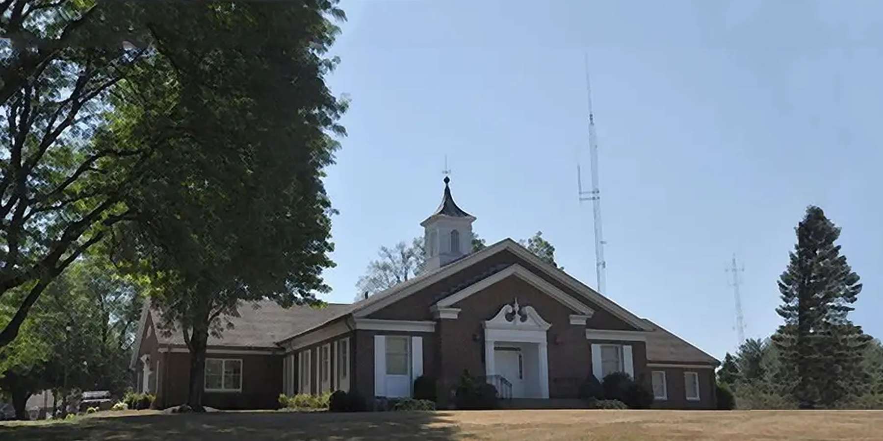 Photo of a town hall in East Granby, Connecticut Photo of a town hall in East Granby, Connecticut