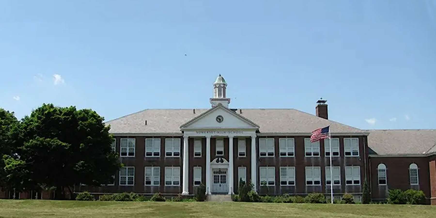Photo of Somerset High School in Somerset, Massachusetts Photo of Somerset High School in Somerset, Massachusetts